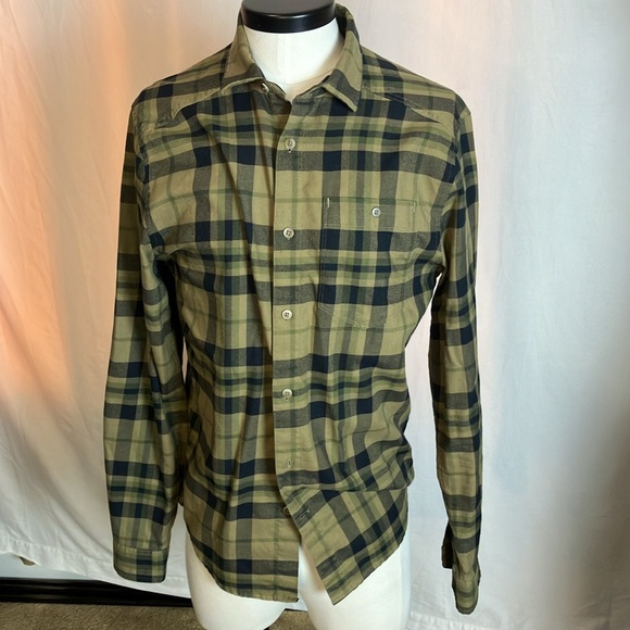 Men’s great and black Under Armour flannel - Picture 2 of 5